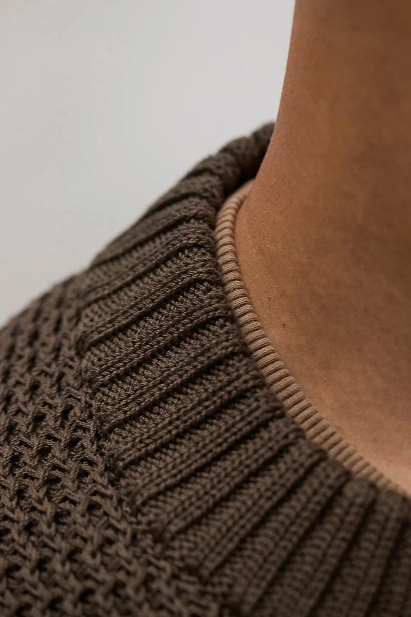 Nordhavn Racked Cotton Sweater- Turkisk Coffee - Image 6