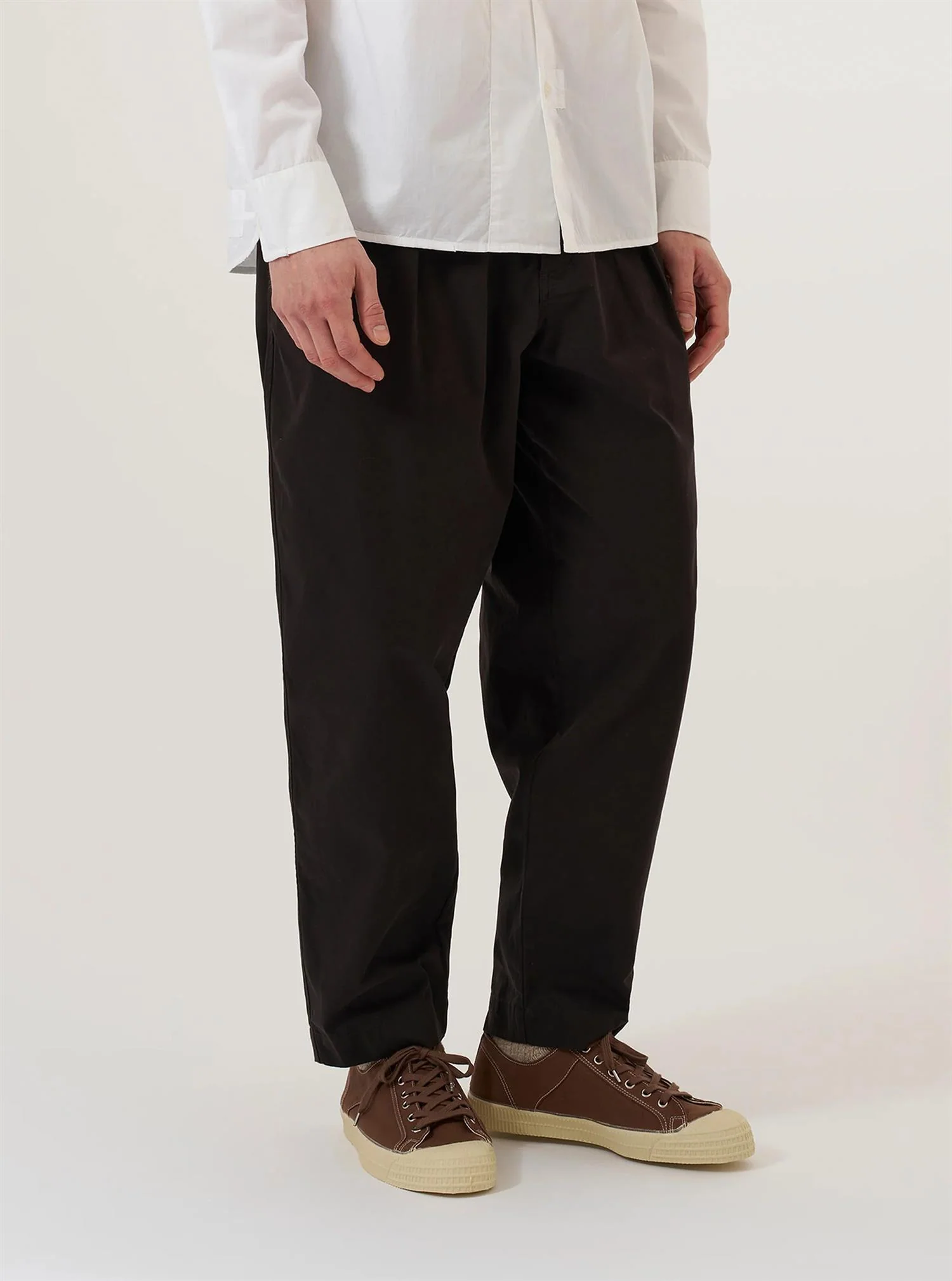 Summer Canvas Pleated Track Pant - Licorice - Image 2